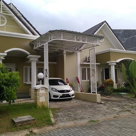 Jasmine Park Guest House Semarang Exteriör bild