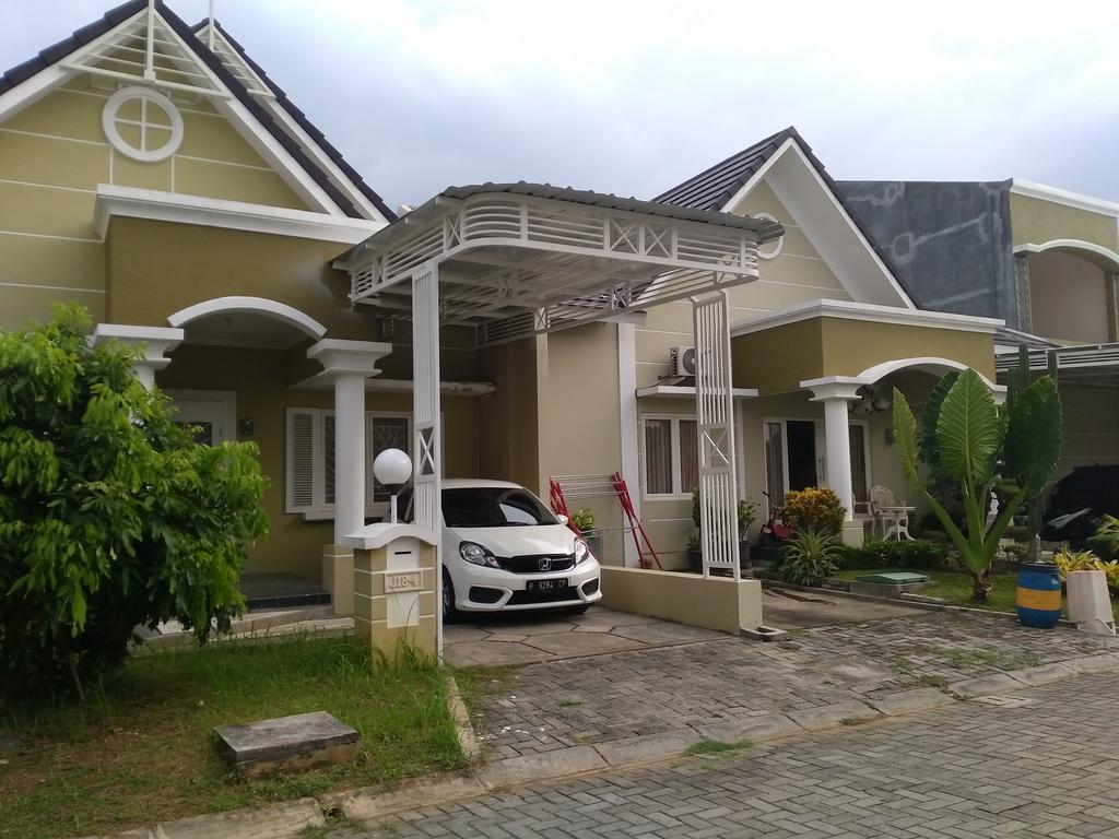 Jasmine Park Guest House Semarang Exteriör bild