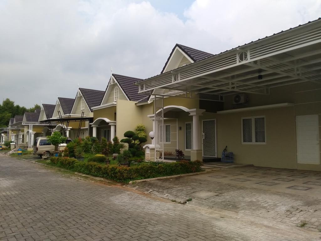 Jasmine Park Guest House Semarang Exteriör bild