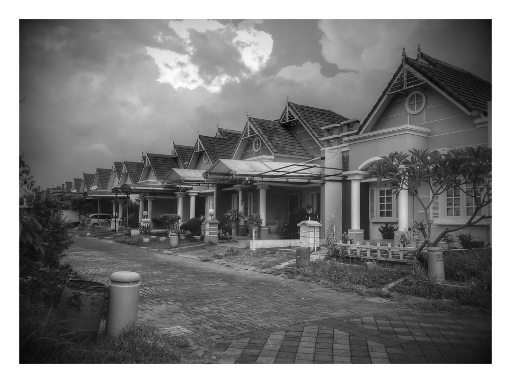 Jasmine Park Guest House Semarang Exteriör bild