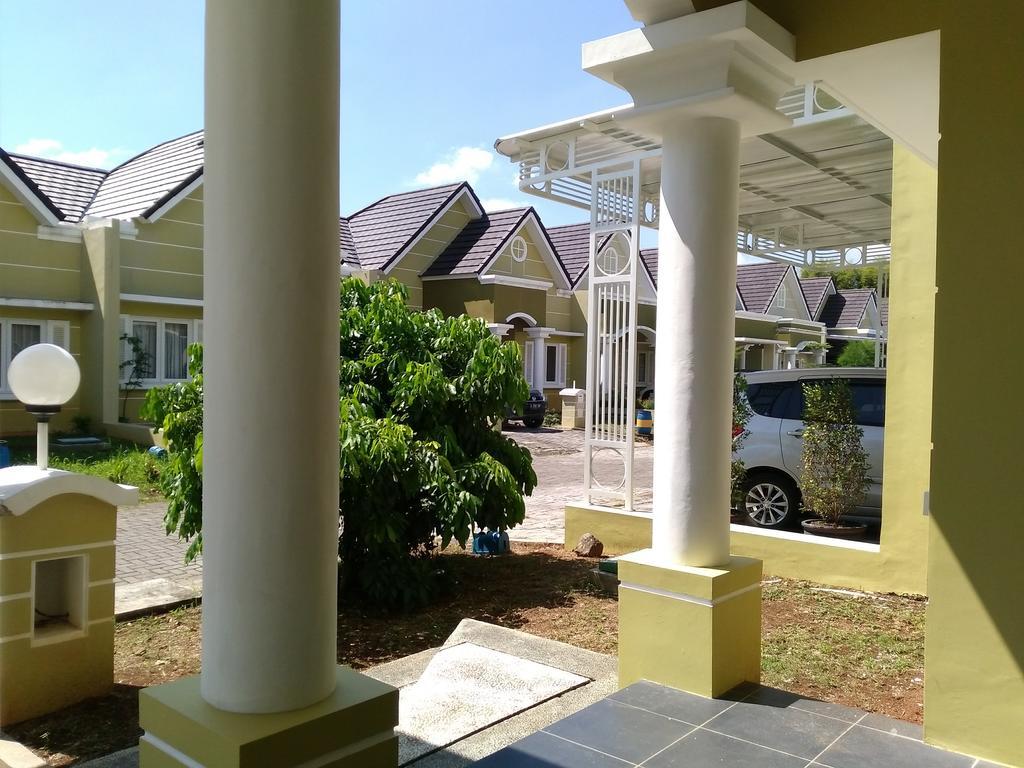 Jasmine Park Guest House Semarang Exteriör bild